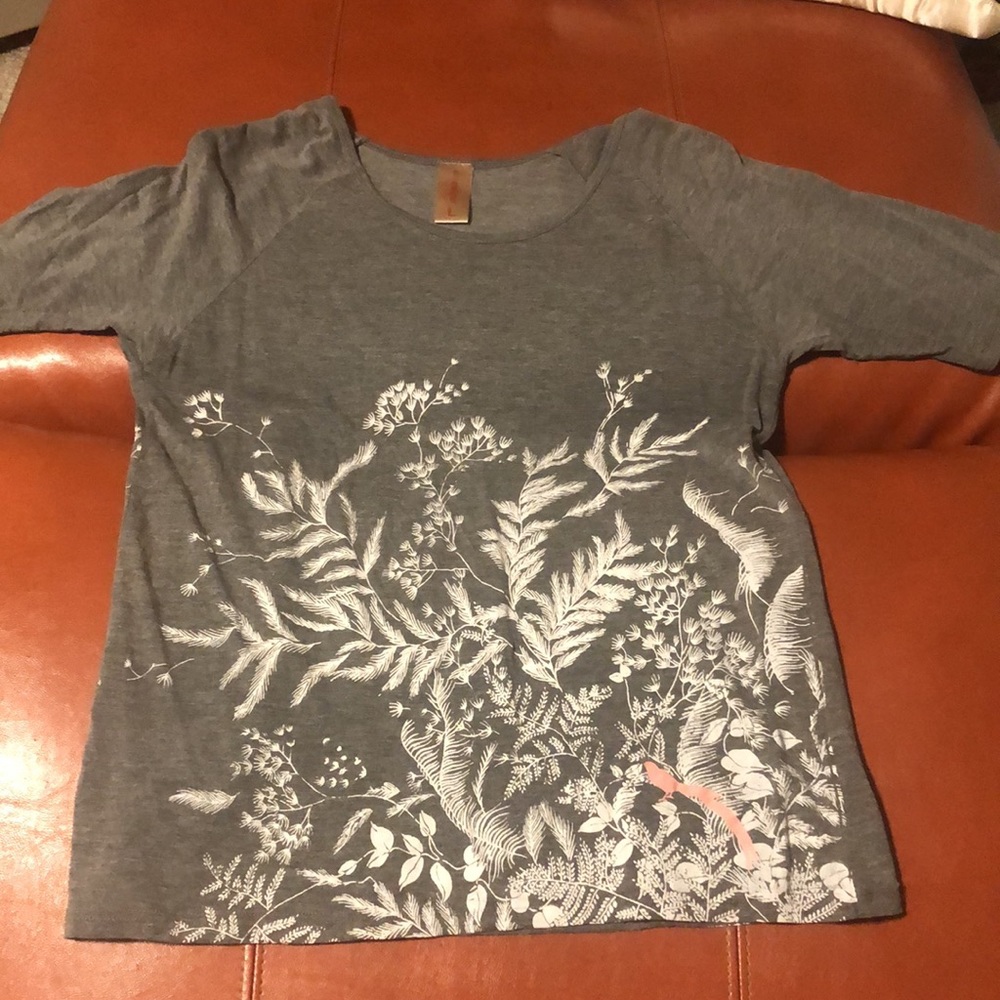Cute screen printed tee shirt in grey. Pink bird with white foliage.